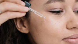Retinol po 30.? Największy błąd popełniasz nie wtedy, gdy zaczynasz za późno